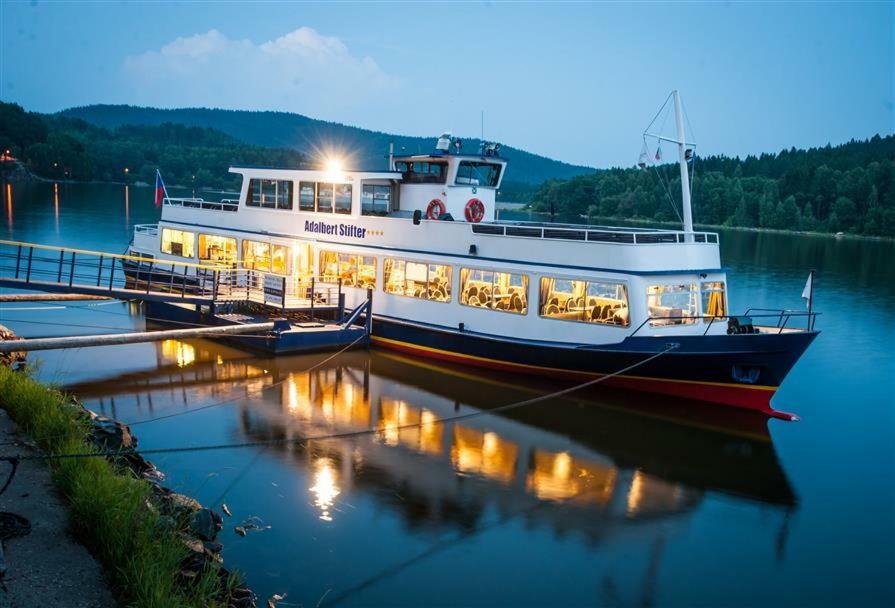 Hotel Retro Chaty U Plaze Lipno Černá v Pošumaví Exterior foto